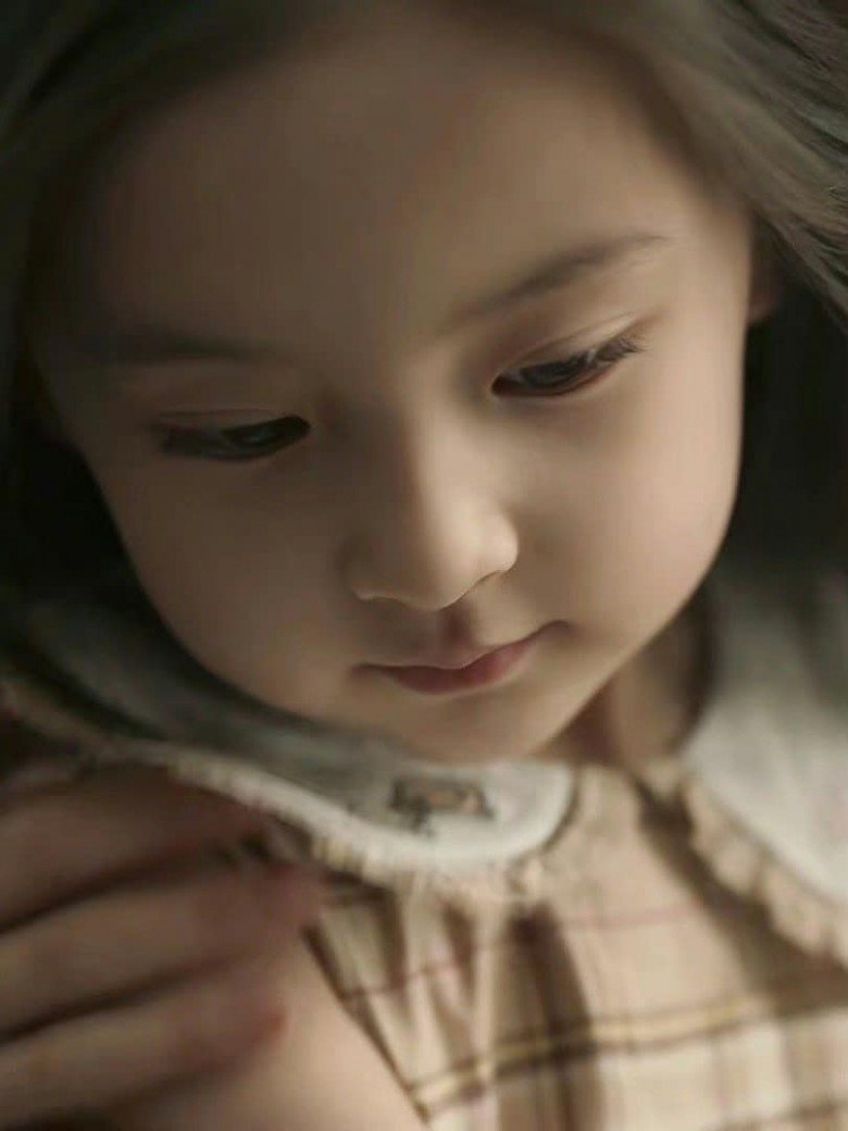 "Cô con gái" khiến Lưu Diệc Phi "cưng như trứng": 4 tuổi đi đóng phim, xinh như công chúa - 11