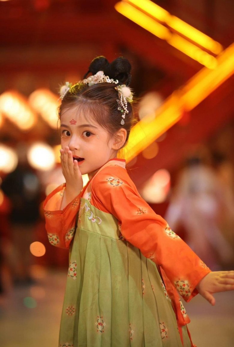"Cô con gái" khiến Lưu Diệc Phi "cưng như trứng": 4 tuổi đi đóng phim, xinh như công chúa - 16