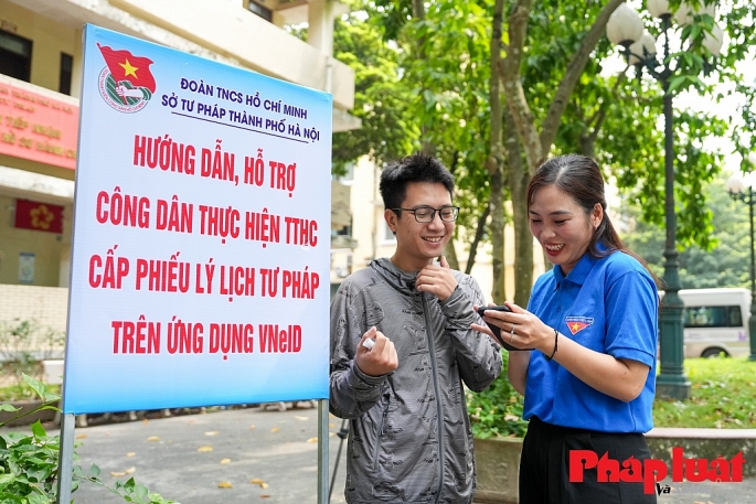 Từ ngày 22/4, Sở Tư pháp TP Hà Nội đã triển khai thí điểm thủ tục cấp Phiếu Lý lịch tư pháp qua ứng dụng VNeID cho các trường hợp công dân Việt Nam có tài khoản định danh điện tử mức độ 2.Ảnh: Khánh Huy