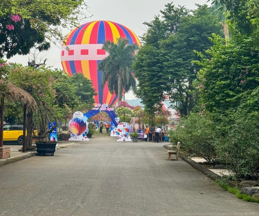 Điểm xuất phát sản phẩm du lịch bay khinh khí cầu tại khu nghỉ dưỡng Asean Resort. Ảnh: Hải Nam