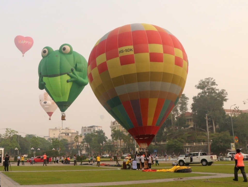 Điểm xuất phát sản phẩm du lịch bay khinh khí cầu tại sân vận động thị xã Sơn Tây, Hà Nội Ảnh: Hải Nam