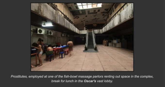  Trang tin Seatheater đăng tải hình ảnh cùng dòng chú thích: “Những cô gái bán hoa làm việc tại một trong những tiệm massage thuê không gian trong khu phức hợp, nghỉ trưa tại sảnh lớn của nhà hát Oscar”  