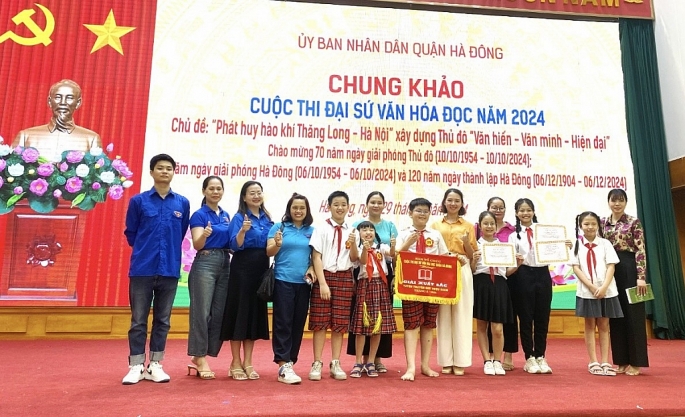 Đội học sinh phường Phúc La, quận Hà Đông trong lễ trao giải Đại sứ Văn hóa đọc tại quận Hà Đông, Hà Nội. Ảnh: M.L