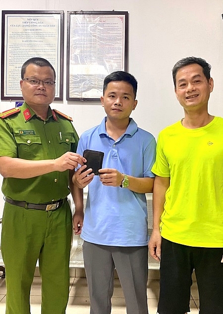 Anh Nguyễn Văn Bình nhận lại tài sản thất lạc. Ảnh: CQCA