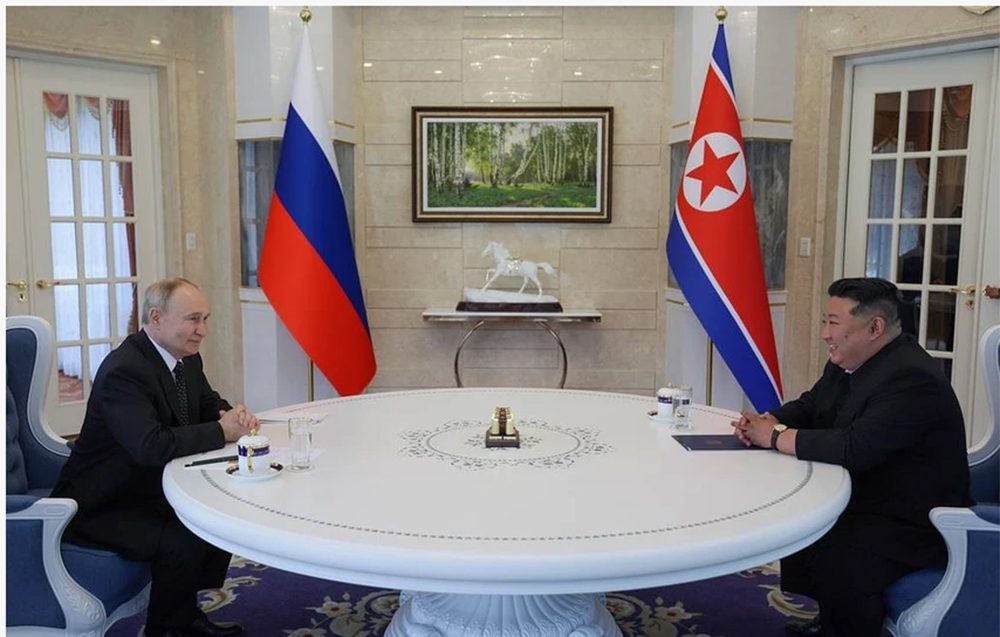 Lãnh đạo Triều Tiên Kim Jong-un (phải) và Tổng thống Nga Vladimir Putin ở thủ đô Bình Nhưỡng (Triều Tiên) hôm 19-6.