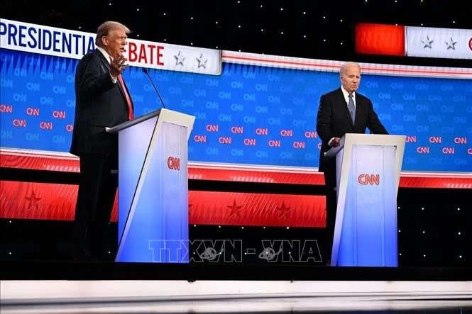 Tổng thống Mỹ Joe Biden và cựu Tổng thống Donald Trump tại cuộc tranh luận trực tiếp đầu tiên ở Atlanta, bang Georgia, Mỹ, ngày 27/6/2024. Ảnh: CNN/TTXVN