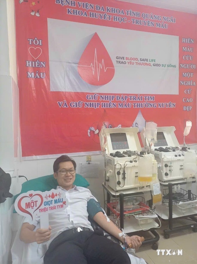 Thầy giáo trẻ Đào Nhật Khoa ở vùng cao Quảng Ngãi 42 lần hiến máu cứu người ảnh 1