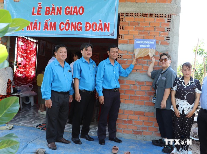 vna_potal_tien_giang_quan_tam_giai_quyet_kho_khan_ve_nha_o_cho_cong_nhan_vien_chuc_lao_dong_ngheo_145349999_7248165.jpg