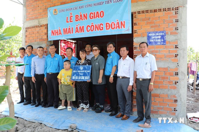 vna_potal_tien_giang_quan_tam_giai_quyet_kho_khan_ve_nha_o_cho_cong_nhan_vien_chuc_lao_dong_ngheo_7248171.jpg