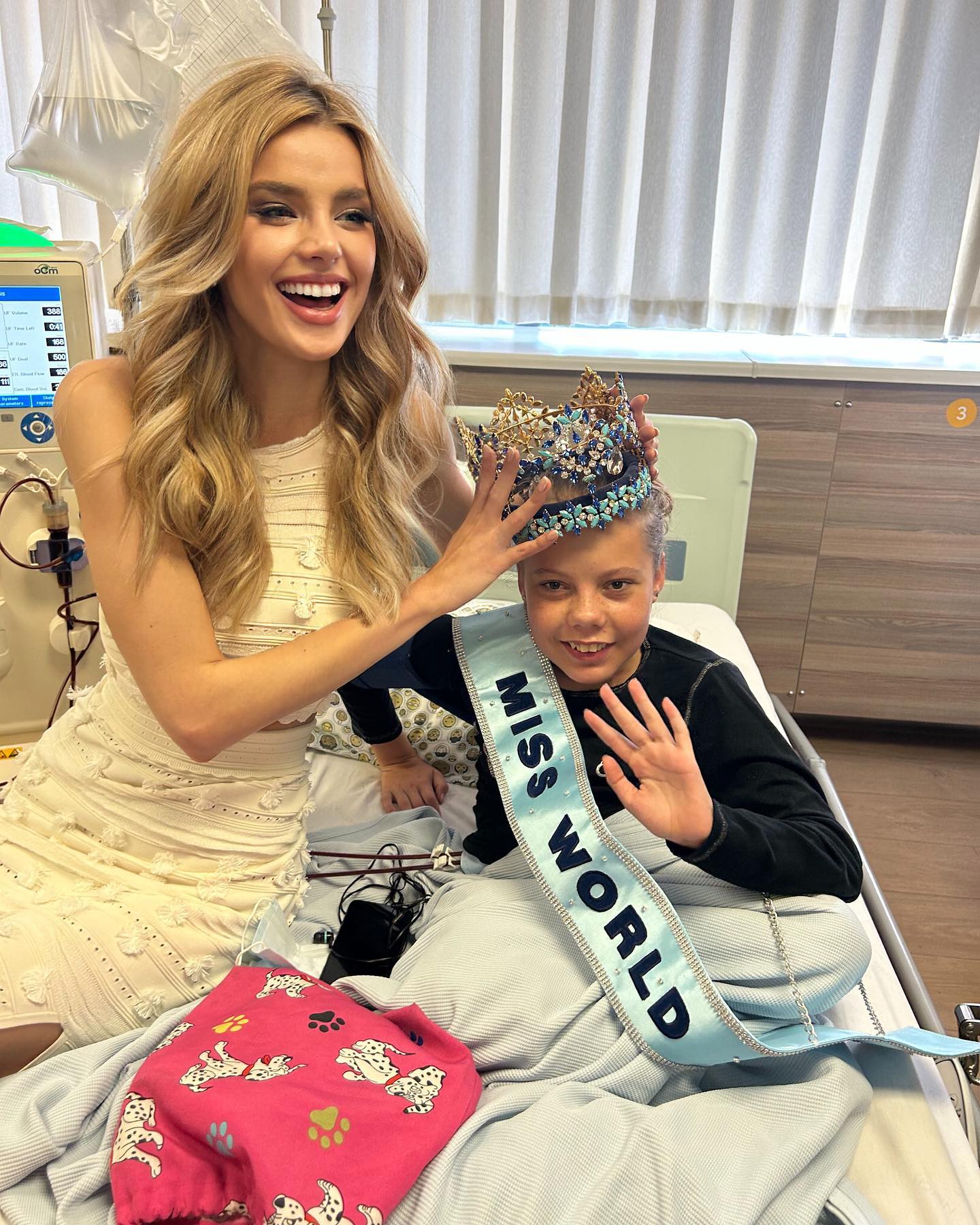 Đương kim Hoa hậu Thế giới Krystyna Pyskovás đến thăm trẻ em tại bệnh viện ở Nam Phi vào trung tuần tháng 5 vừa qua