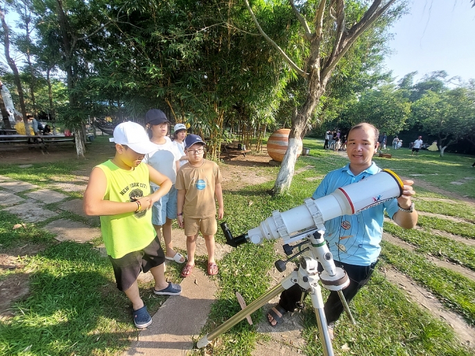 Trẻ em thích thú khi tham gia chương trình dã ngoại thiên văn