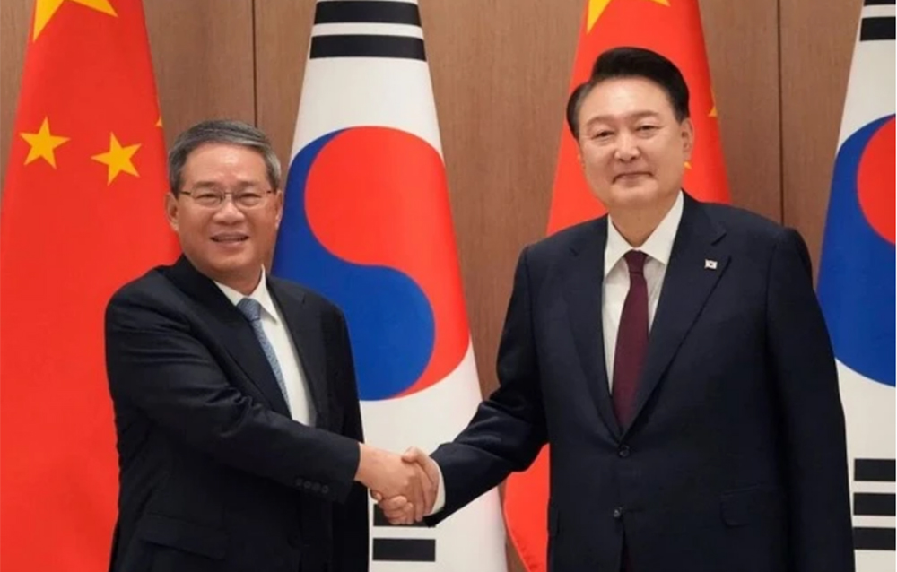 Tổng thống Hàn Quốc Yoon Suk Yeol (phải) bắt tay Thủ tướng Trung Quốc Lý Cường trong cuộc gặp tại Văn phòng Tổng thống ở Seoul vào ngày 26.5.2024