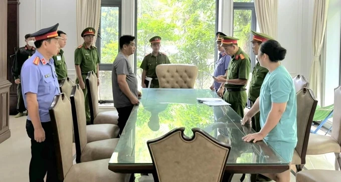 Công an tỉnh Kiên Giang thi hành lệnh bắt bị can để tạm giam đối với Tăng Tấn Đạt về hành vi lừa đảo chiếm đoạt tài sản.jpg