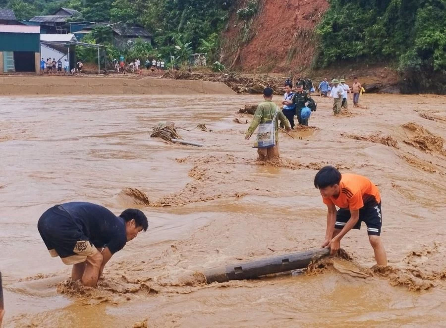 Mưa lũ ở Sơn La gây thiệt hại nặng nề về người và tài sản tại tỉnh Sơn La.