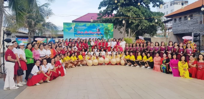 23 nhóm, CLB thành viên CLB UNESCO dance dân vũ thể thao Khánh Hòa cùng chụp ảnh lưu niệm