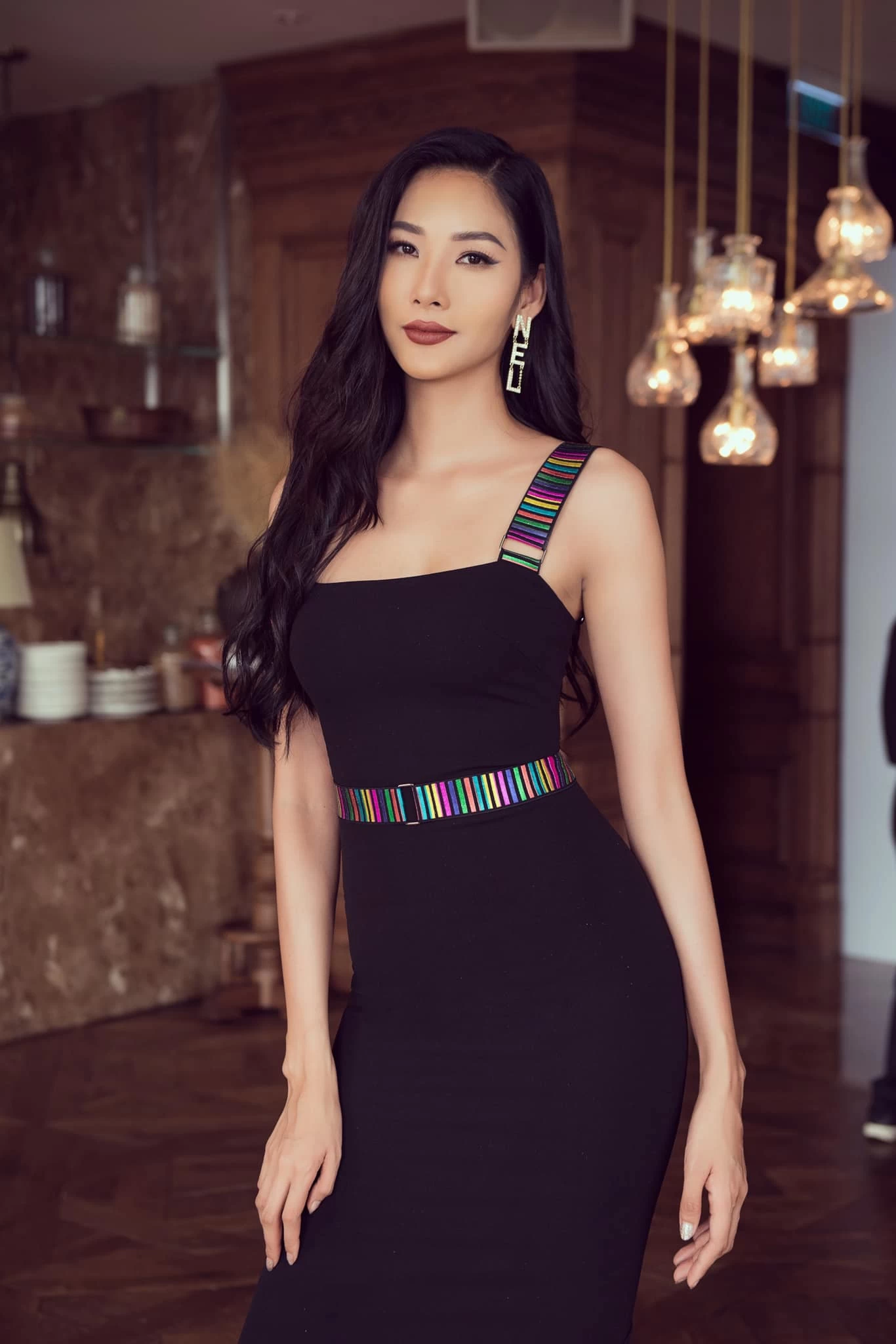 Giữa drama căng thẳng với Miss Universe Vietnam, Hoàng Thùy tiếp tục có động thái gây chú ý