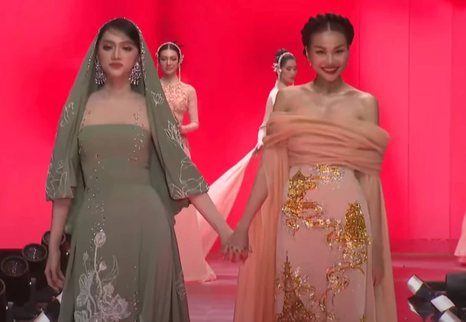 Hot lại khoảnh khắc Thanh Hằng - Hương Giang có khoảnh khắc nắm tay cùng catwalk trên sóng trực tiếp 