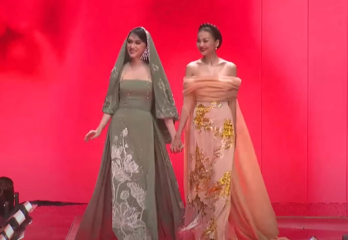 Hot lại khoảnh khắc Thanh Hằng - Hương Giang có khoảnh khắc nắm tay cùng catwalk trên sóng trực tiếp 