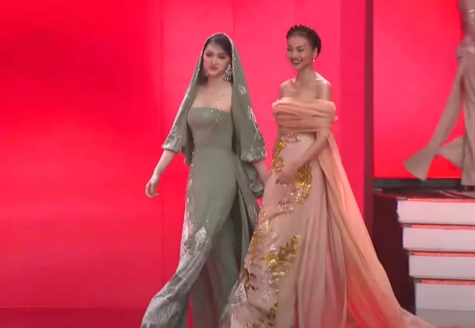 Hot lại khoảnh khắc Thanh Hằng - Hương Giang có khoảnh khắc nắm tay cùng catwalk trên sóng trực tiếp 