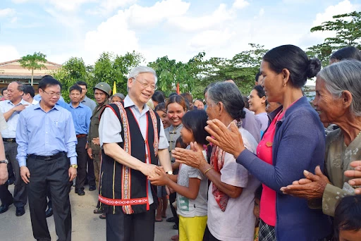 tong-bi-thu-nguyen-phu-trong-den-tham-nhan-dan-thon-kon-ro-bang-2-xa-vinh-quang-thanh-pho-kon-tum