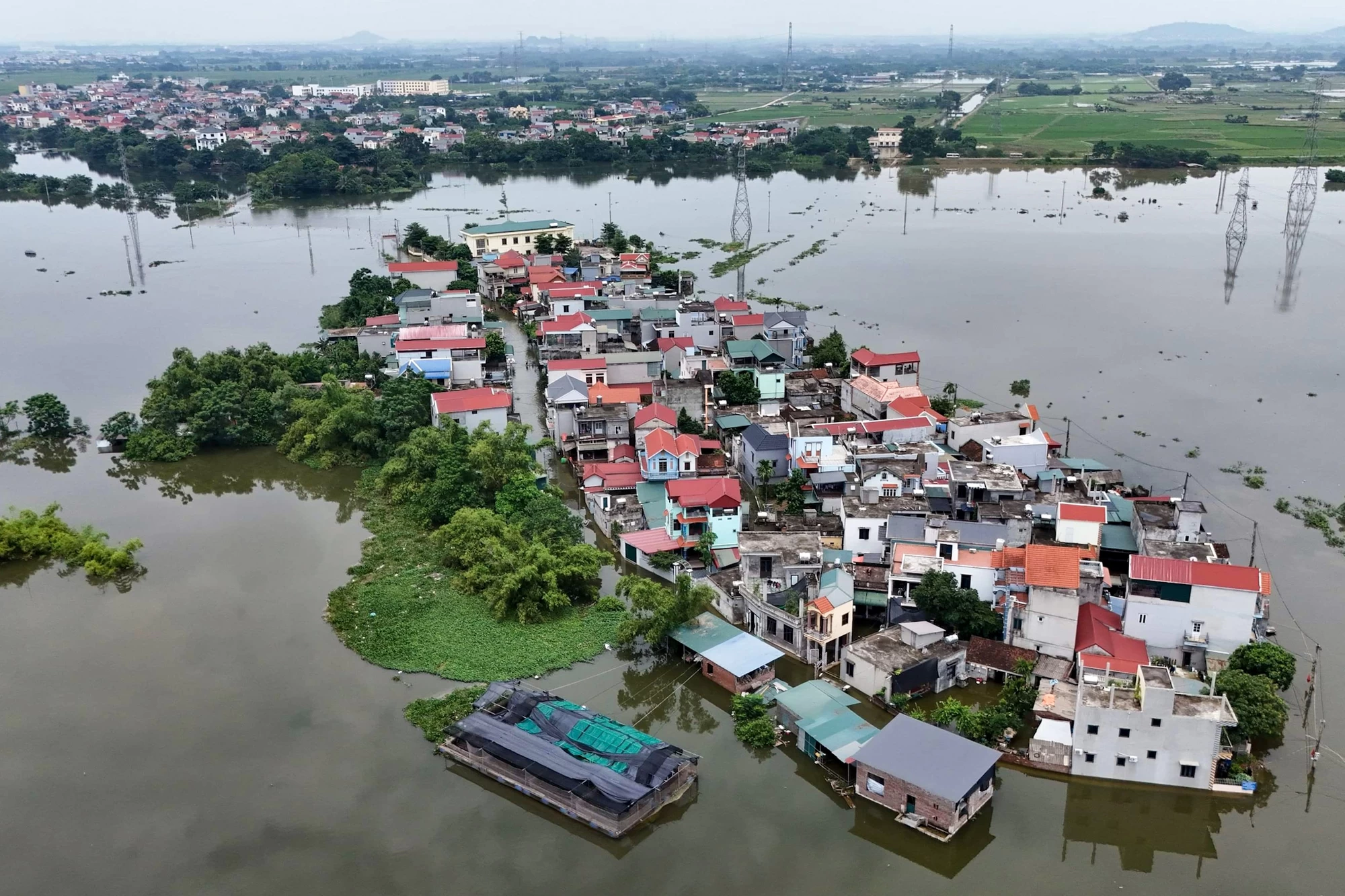 Một tuần sống cùng nước lũ của người dân ngoại thành Hà Nội: Chèo thuyền đi chợ, thả lưới bắt cá trước nhà- Ảnh 1.