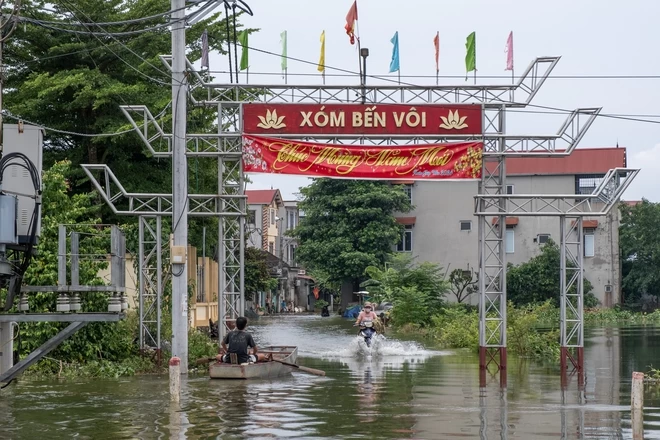 Một tuần sống cùng nước lũ của người dân ngoại thành Hà Nội: Chèo thuyền đi chợ, thả lưới bắt cá trước nhà- Ảnh 6.