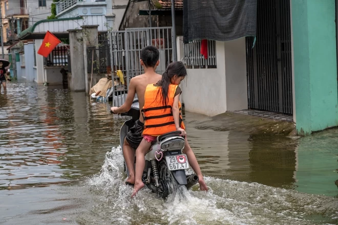 Một tuần sống cùng nước lũ của người dân ngoại thành Hà Nội: Chèo thuyền đi chợ, thả lưới bắt cá trước nhà- Ảnh 17.