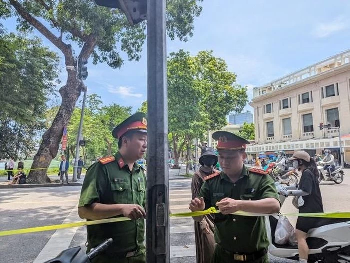 Ngay từ cuối giờ trưa nay 26/7/2024, lực lượng công an TP Hà Nội đã thực hiện phân luồng, kiểm soát an toàn, đảm bảo an ninh cho các tuyến đường nơi linh xa chở thi hài Tổng Bí thư Nguyễn Phú Trọng sẽ đi qua.