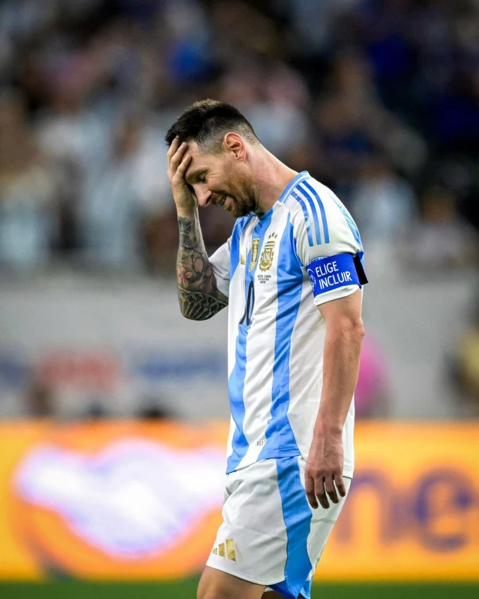 Messi ôm đầu vì hỏng penalty