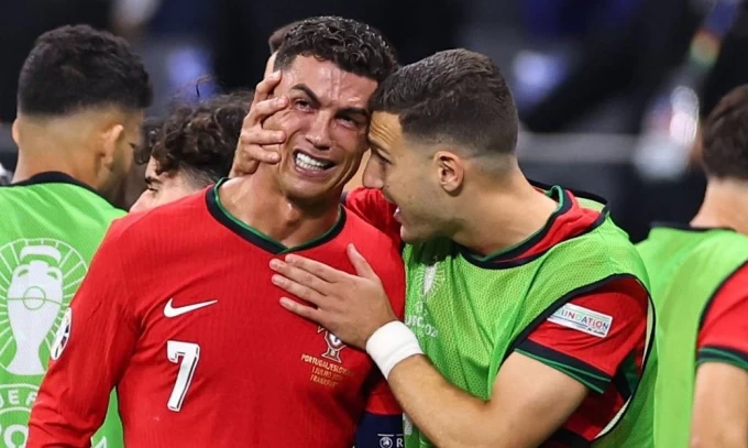 Ronaldo khóc ở Euro 