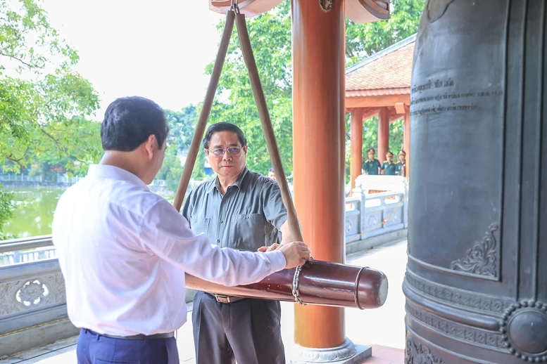 Thủ tướng tưởng niệm các Anh hùng liệt sĩ và tặng quà gia đình chính sách tại Thái Nguyên- Ảnh 3.