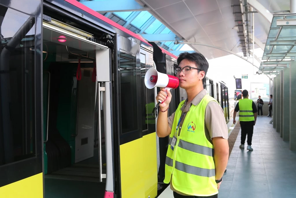 Chùm ảnh: Người dân xếp hàng trải nghiệm metro Nhổn - Ga Hà Nội