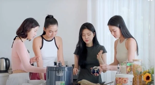 Nhiều khán giả nói đùa rằng nếu như dàn cast Hàn phải tranh đấu để rời đảo địa ngục thì dàn cast Việt chẳng cần cố gắng vì bản thân họ dù thua cuộc cũng vẫn được hưởng thụ ở đảo thiên đường