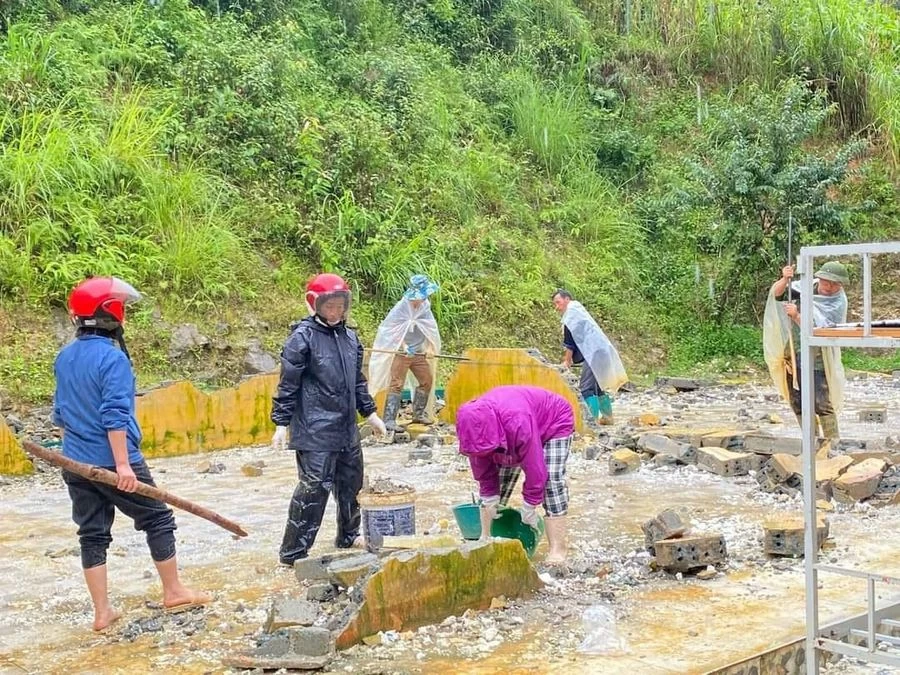 Các giáo viên tích cực lao động bất chấp thời tiết mưa gió.