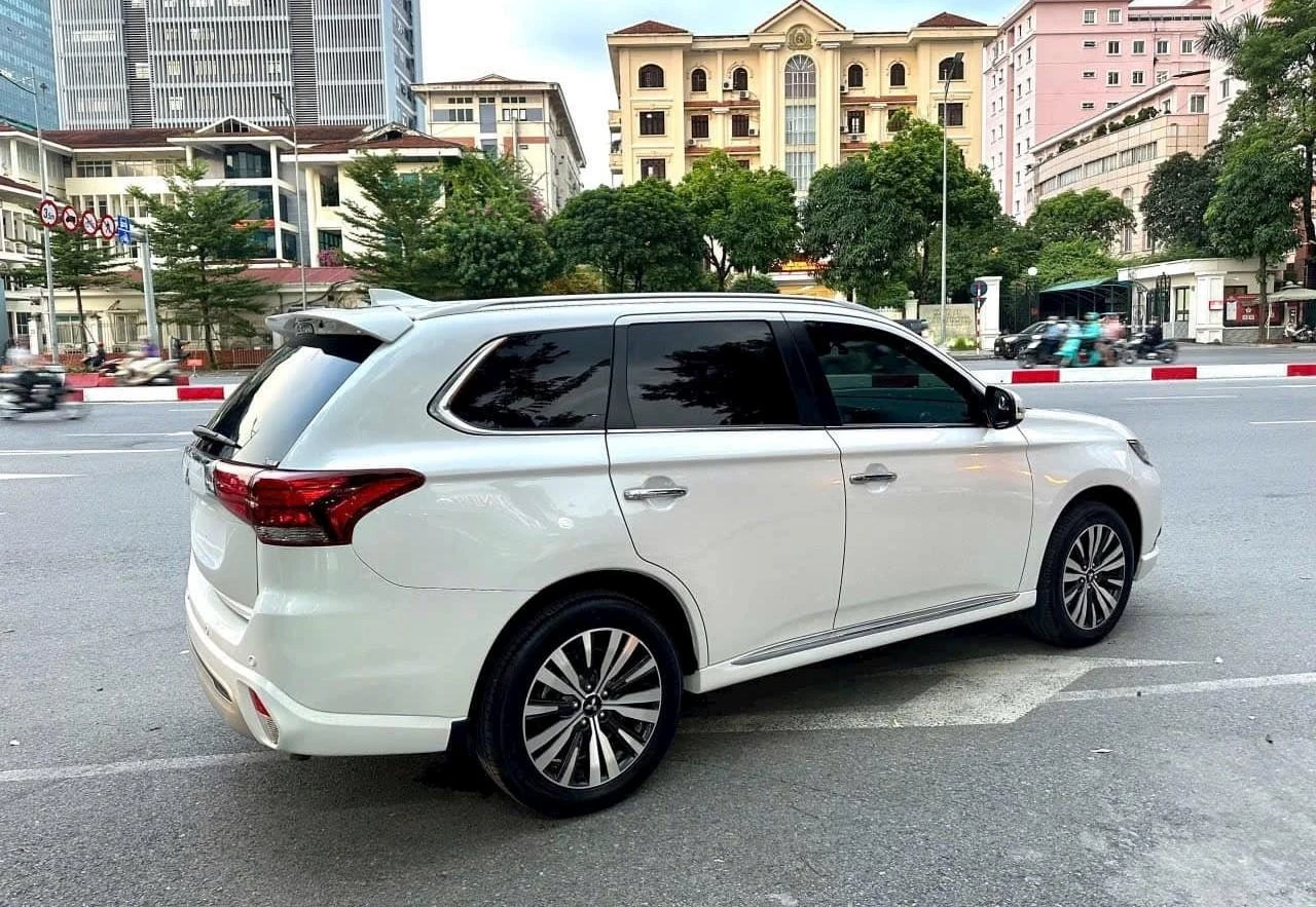 Lăn bánh 2 năm, Mitsubishi Outlander 2022 rao bán trên sàn xe cũ với giá bao nhiêu? 511754