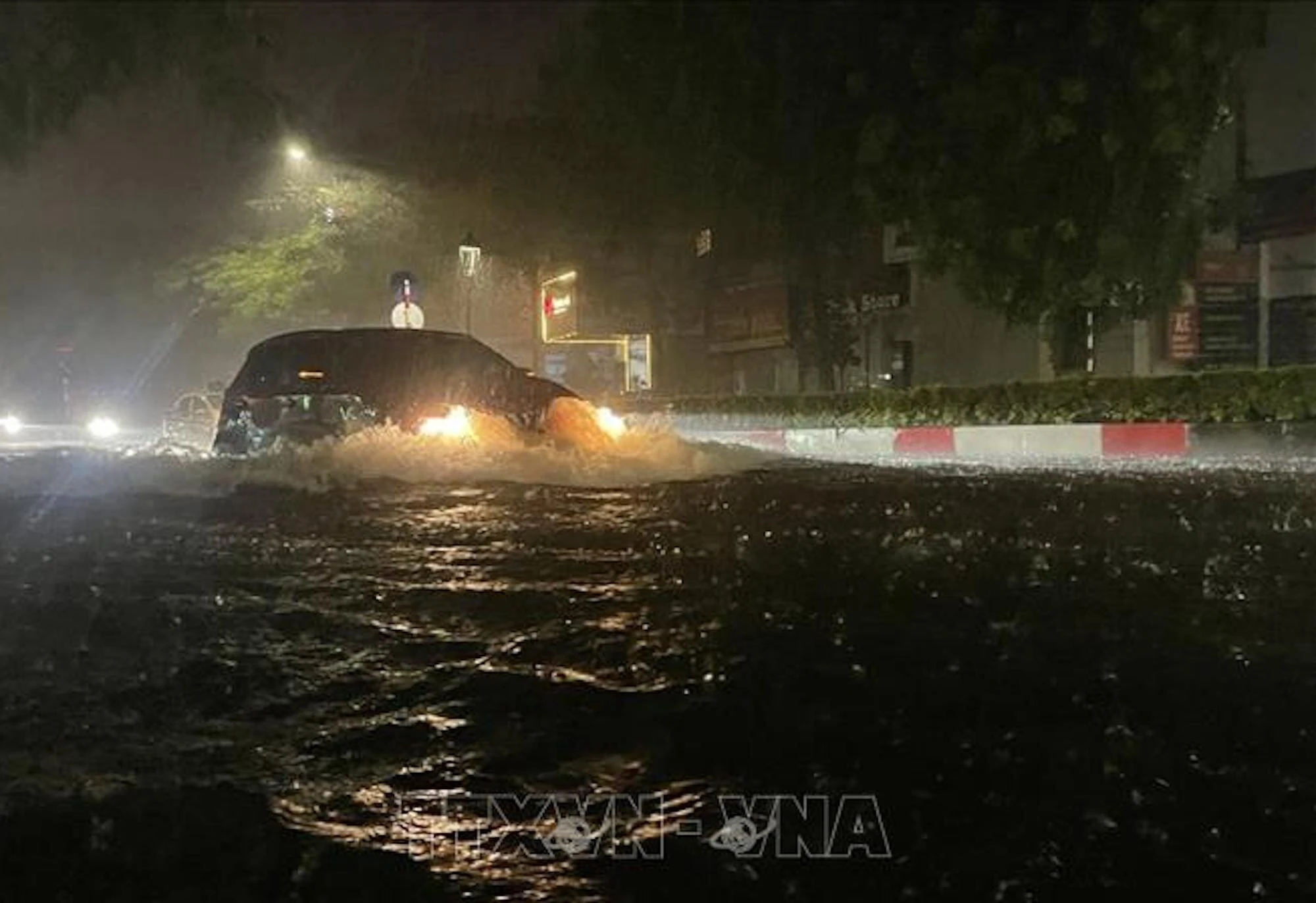 Mưa như trút nước trong đêm, nhiều tuyến phố Hà Nội ngập sâu, cây đổ la liệt - 11