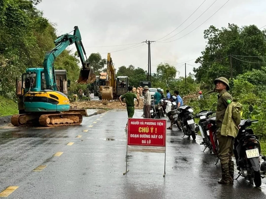 Mưa lớn gây sạt lở nhiều tuyến đường tại hai tỉnh Yên Bái và Phú Thọ.