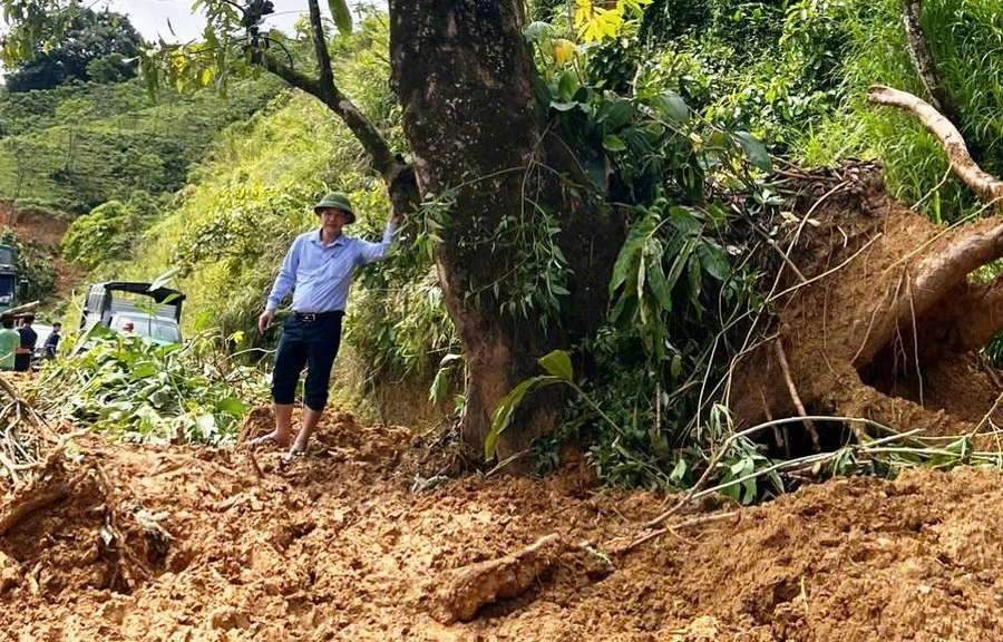 Sạt lở đất từ vách ta luy dương gây ách tắc giao thông trên tuyến Quốc lộ 15C ở Thanh Hóa.