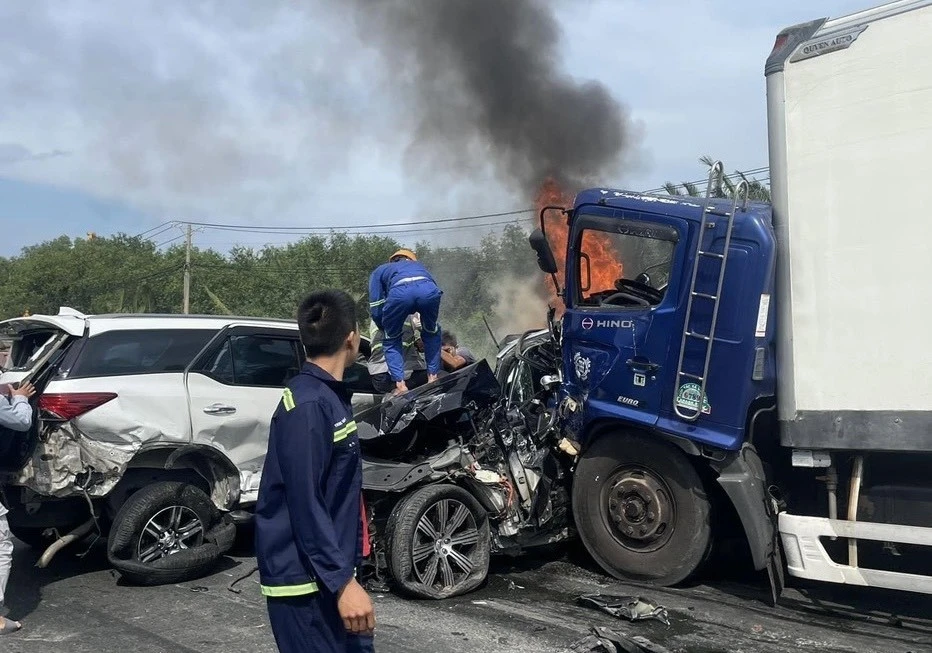 Xe tải gây tai nạn liên hoàn trên dốc cầu Phú Mỹ chở quá tải trọng cho phép