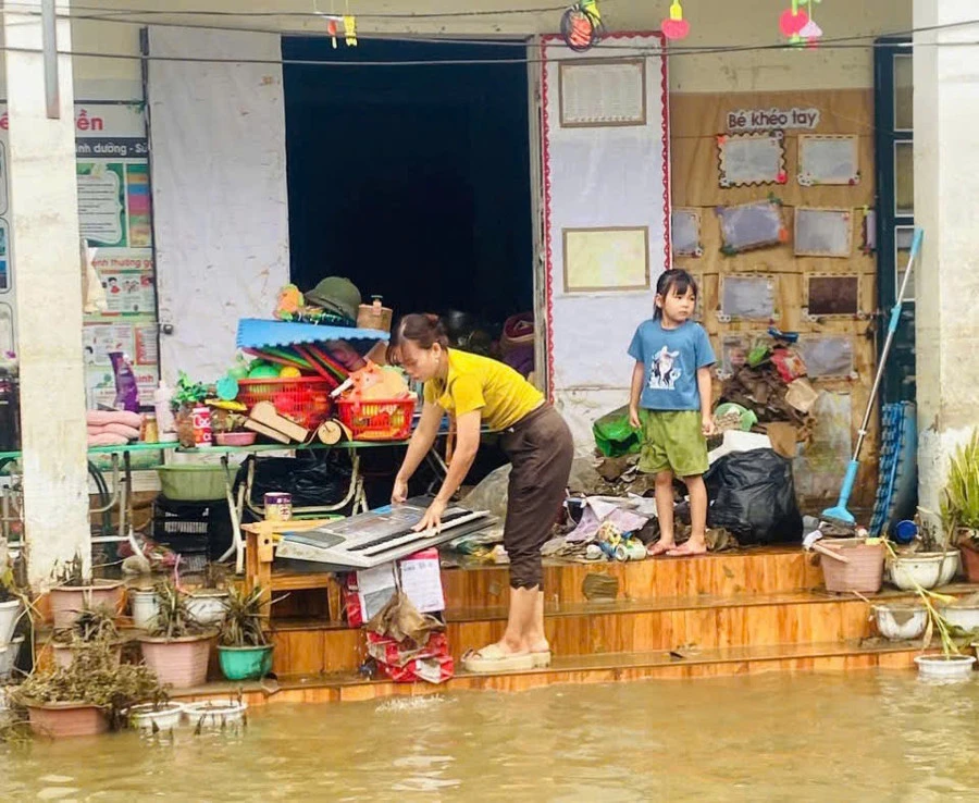 Thầy cô điểm trường Bản Cám, trường Tiểu học và THCS Nam Mẫu (Ba Bể, Bắc Kạn) dọn dẹp ngay sau khi nước rút.