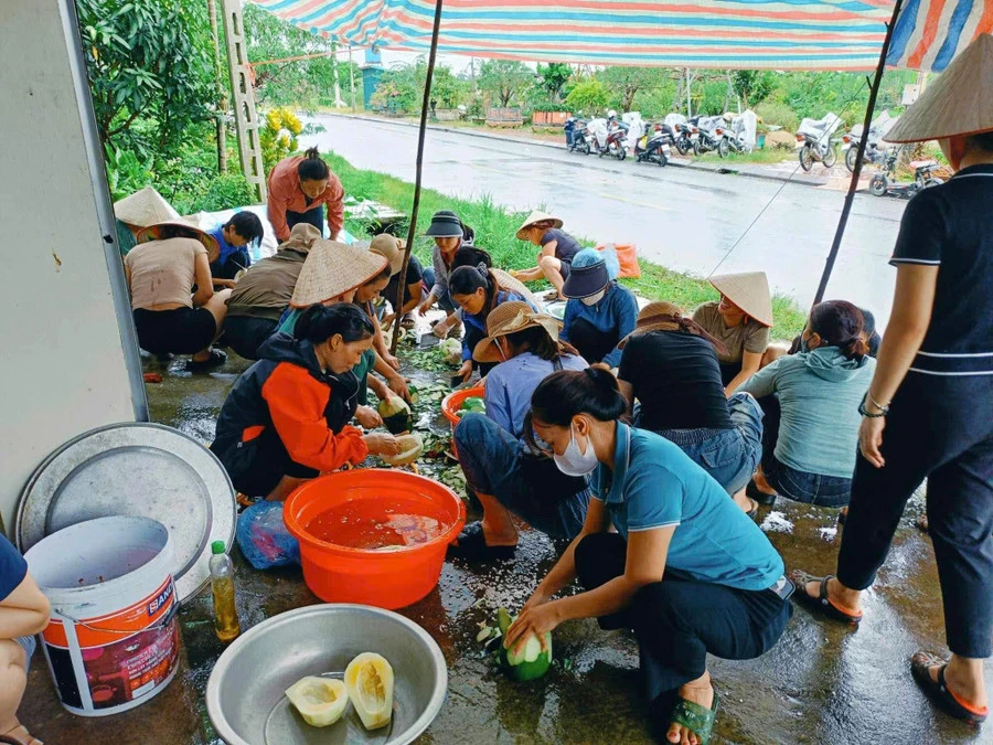 Các giáo viên Yên Bái chung sức khắc phục hậu quả bão số 3 bằng những việc làm thiết thực.