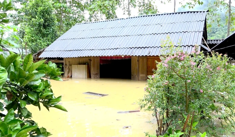 Hà Giang: Mưa lớn gây sạt lở, chia cắt nhiều tuyến đường - Ảnh 2.