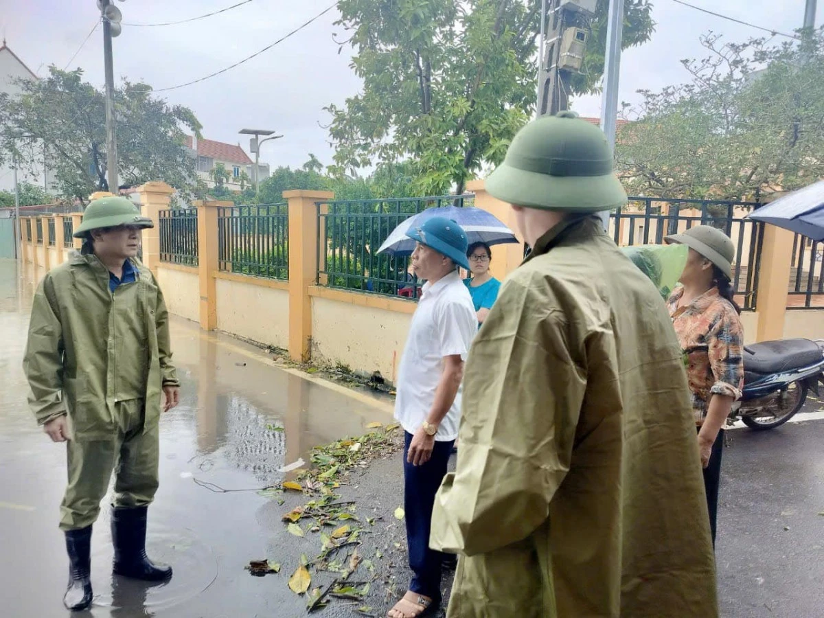 Huyện Đan Phượng thăm hỏi, hỗ trợ người dân bị ảnh hưởng mua lũ ổn định đời sống