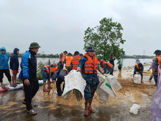 Mực nước sông xuống chậm kéo dài tình trạng ngập úng- Ảnh 1.