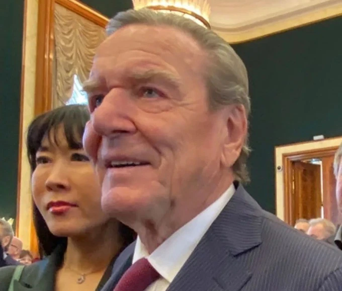 Cựu Thủ tướng Đức Gerhard Schroeder hứng chỉ trích vì dự tiệc tại đại sứ quán Nga ở Berlin tháng 5 năm 2023.