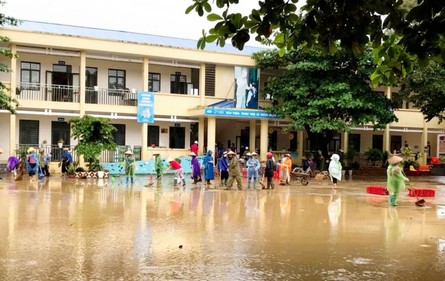 Đồng nghiệp, người dân hỗ trợ trường Tiểu học Quang Vinh (TP Thái Nguyên) dọn dẹp vệ sinh