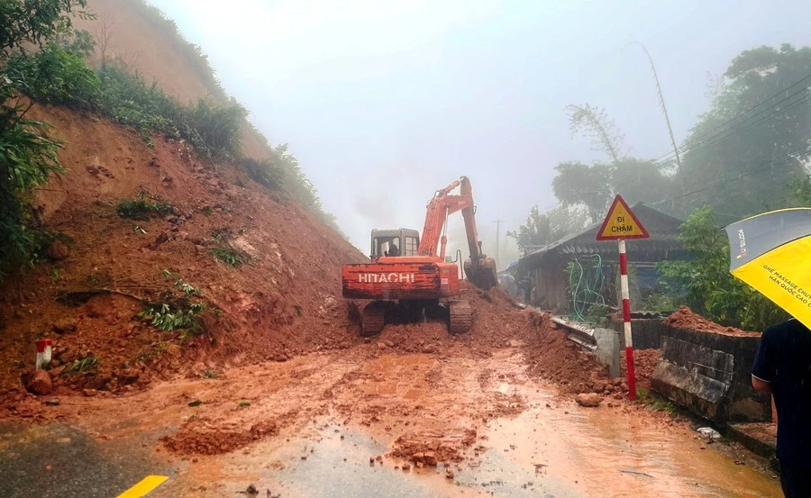 Máy móc đang nỗ lực khắc phục sạt lở (đoạn qua xã Nhi Sơn) để thông xe lên trung tâm huyện Mường Lát..jpg