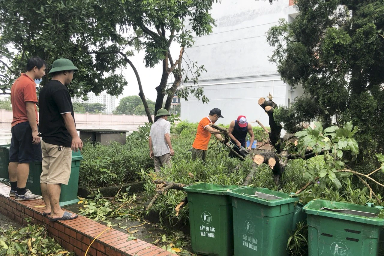 Trường học Hà Nội khẩn trương dọn dẹp, khắc phục hậu quả do bão số 3