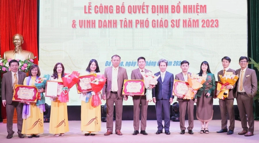 Trường Đại học Sư phạm, Đại học Đà Nẵng công bố các quyết định bổ nhiệm, vinh danh các PGS năm 2023. Ảnh: NTCC