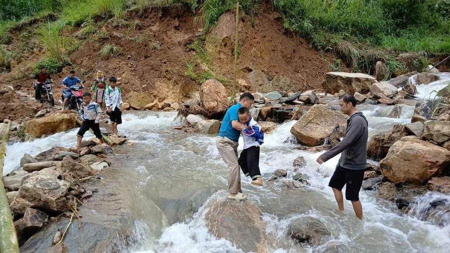 Các thầy, cô giáo túc trực bên những đoạn đường nguy hiểm để đón học sinh.